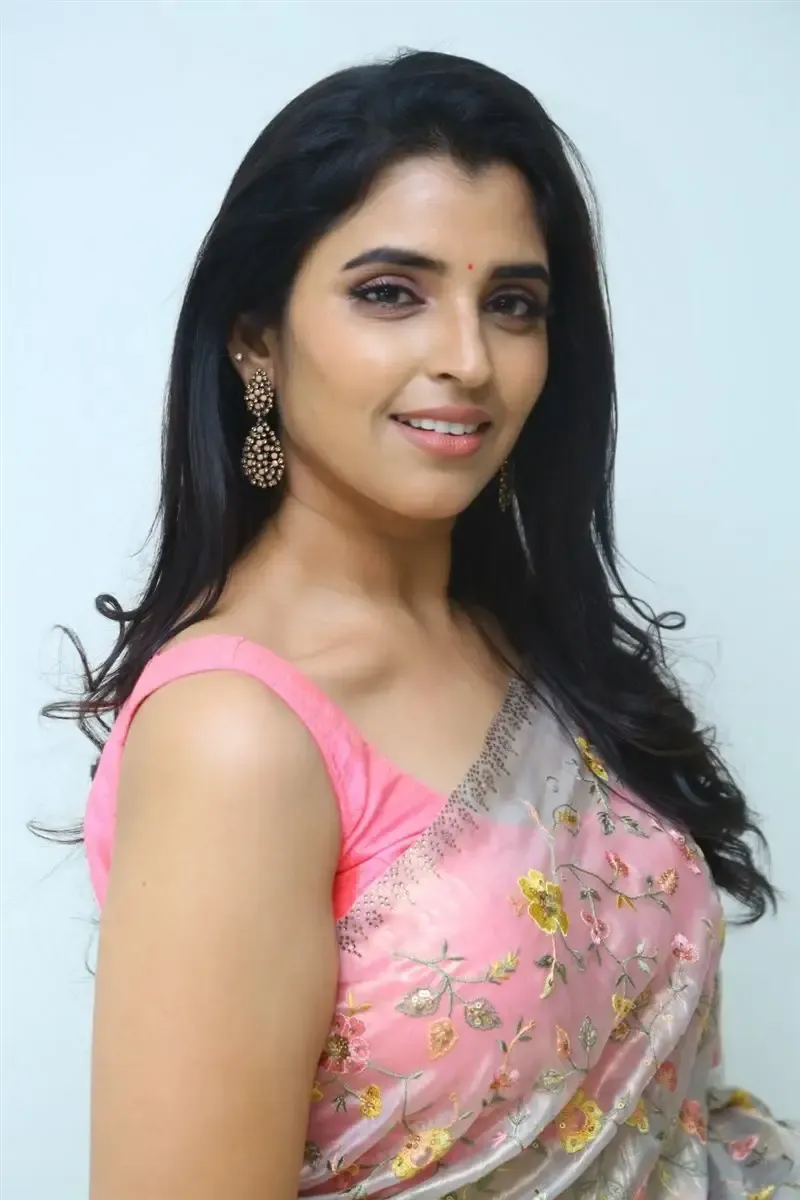 Anchor Shyamala in Pink Saree at Mayapetika Movie Pre Release Event